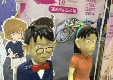 开心一刻哥们大街上,看到一个美女,他冲过去抱起美女就跑