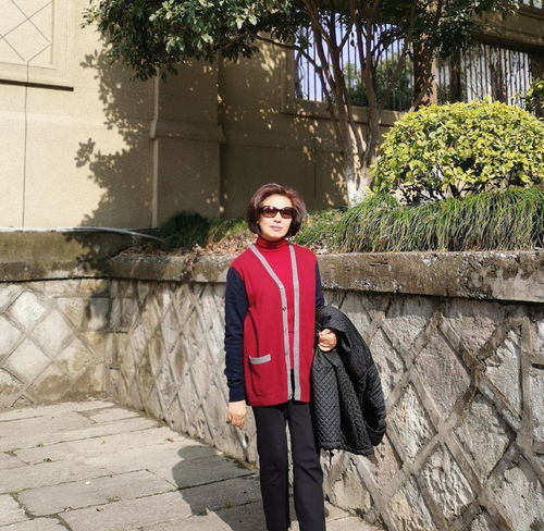 60多岁的女人,请少穿老年装,学会深浅配色法,时髦又减龄