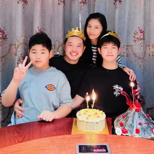 沙溢和胡可出游被偶遇,一家四口很接地气,13岁的安吉比爸爸还高