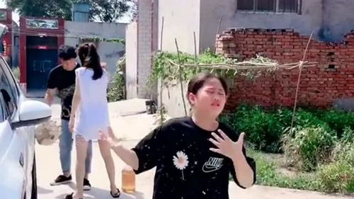 女儿回老家有点激动,忍不住来首歌缓解心情,表情投入也是没谁了