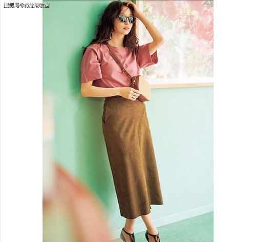 40岁女人的成熟感穿搭,当属t恤直筒裙,优雅减龄又显气质