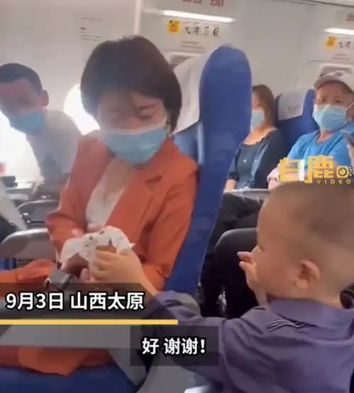 1岁半宝宝坐飞机,妈妈怕哭闹给同机乘客做了100份礼袋有糖果手绘便签和一副耳塞