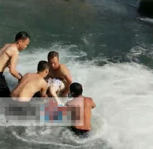 14岁女孩瀑布边玩跳水,不慎被卷入水底溺亡
