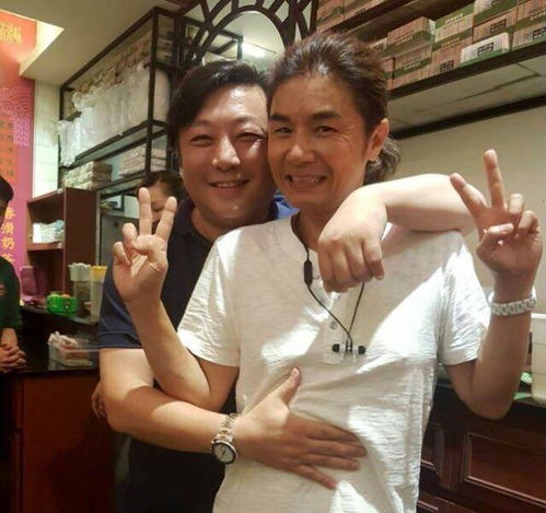 50岁香港男明星转行卖灯具时代抛弃我的时候,连一声再见都没说