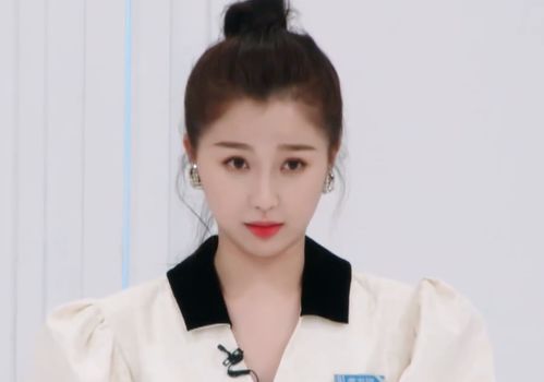 虞书欣初见lisa,出场表情被蔡徐坤吐槽,像极了追星的自己