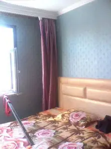 三十多岁的人适合铺什么颜色地板,墙壁是白的,是暗厅客厅和卧室能铺一样的颜色吗,
