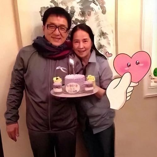 70岁成龙公开为妻子庆生,穿情侣装但难掩老态