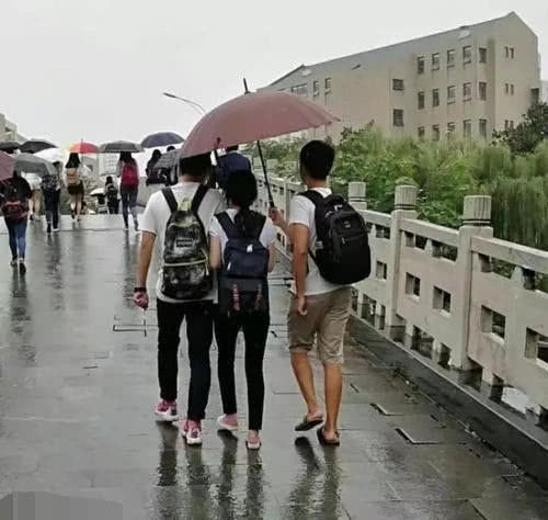 爆笑段子老妈煮的排骨粥很好喝,我大口大口地喝着