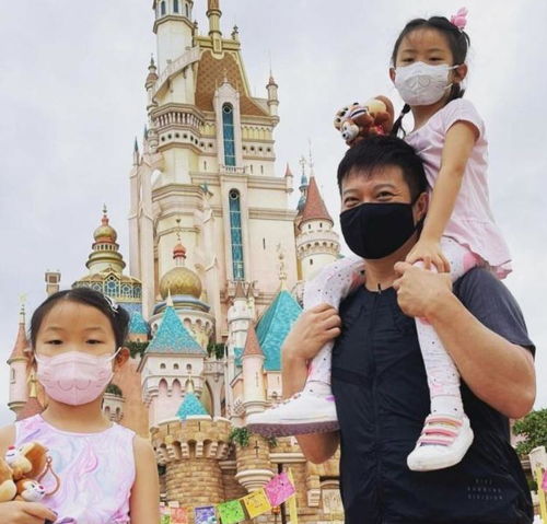 钱嘉乐一家四口出游,2个女儿长得像老爸,活泼好动会说流利英语