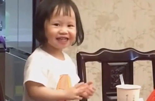表情3岁小女孩偷吃零食,被妈妈发现后露出微笑,网友太可爱了腾讯新闻表情