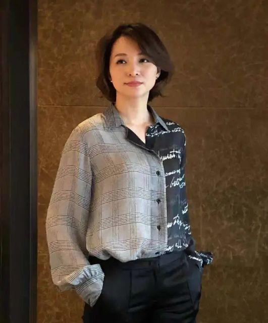 当50岁许晴和46岁董卿,穿同款西装,终于见证了高级的气质美