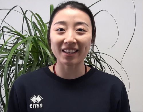 朱婷招待斯坎迪奇队员,科普茶文化,队友做出搞怪表情,气氛融洽