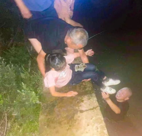 千钧一发威远老党员奋勇一跳救起落水女孩