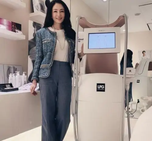 日本53岁阿姨荣获选美冠军,与小24岁男友相恋,坚持健身改变了她