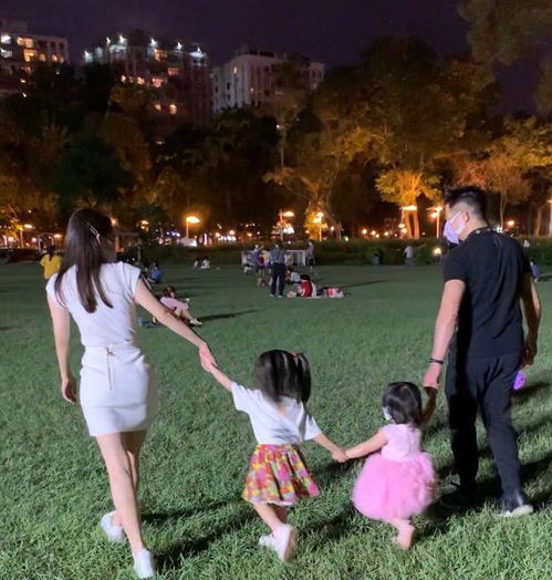 郭富城晒一家四口合照,与方媛牵着两个女儿,小姐妹超可爱