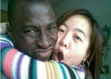女子与黑人小伙结婚,家人阻止但怀孕啦,孩子长大后他们泪目