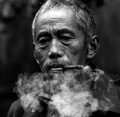 儿子来拿补偿金,父亲将四十万元捐赠后,抱头痛哭