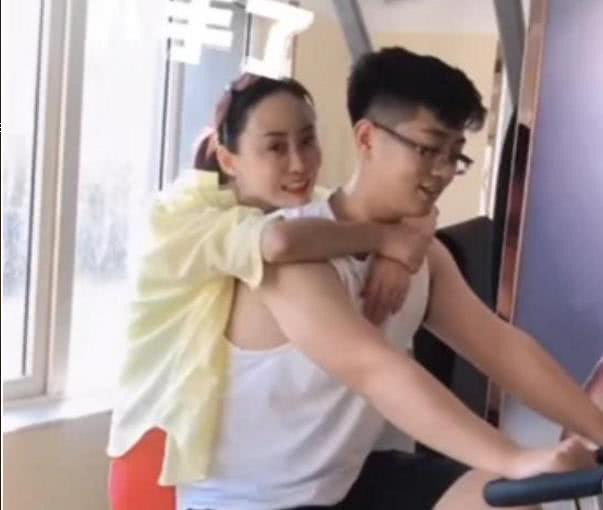 40岁离异女子嫁给闺蜜25岁儿子,答应会孝敬闺蜜后来怎样