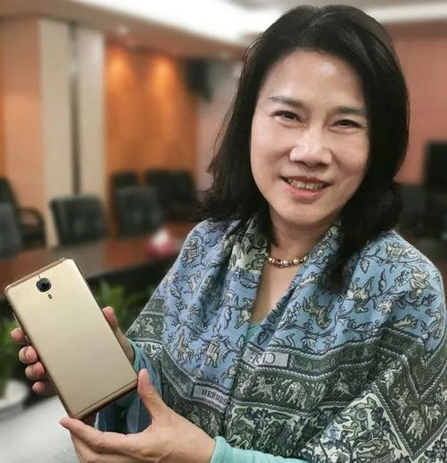 66岁董明珠难得高调,穿大牌万元红裙配红色针织衫,却撞衫佟丽娅