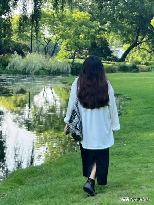 衬衫膝下裙才是最适合40岁女人的春季穿搭,时尚好看显年轻