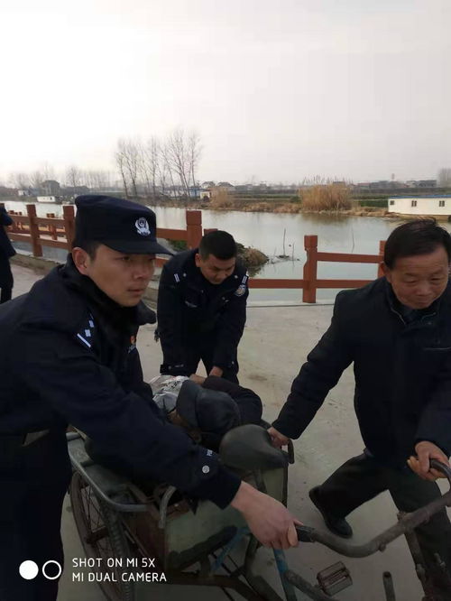 盐城一88岁老人徒步六十公里走失,民警为其找家