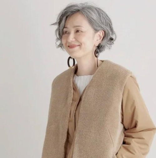 60岁女人有白发别着急染,试试这些白发造型,你才知道有多高级