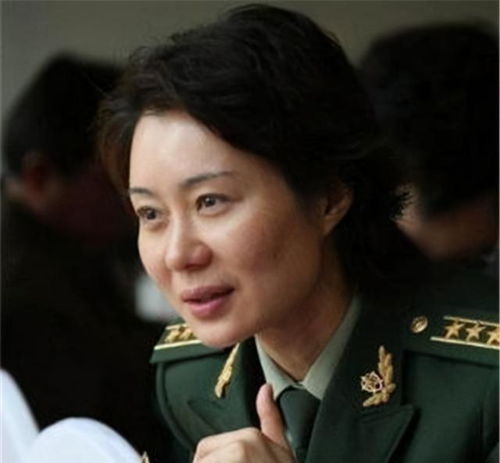 女警花16岁入特警队,40岁授大校军衔,却甘愿嫁给小保安