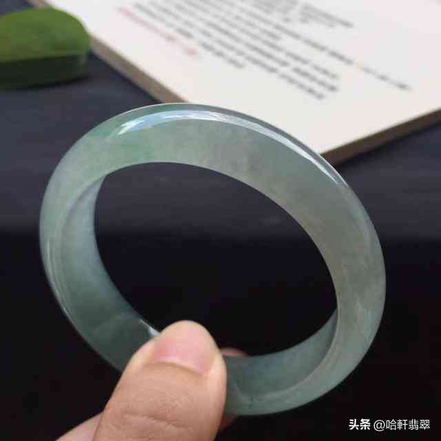 油青色翡翠手镯适合哪些年龄段如何选择与搭配详解各种年龄的佩戴技巧