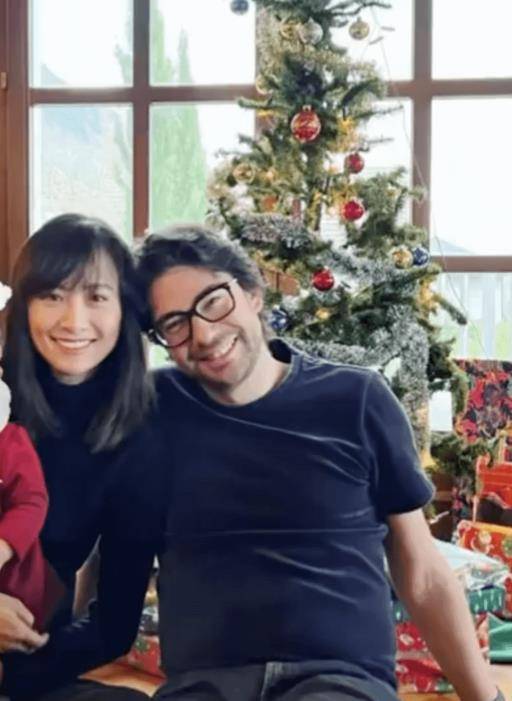 她果断逃离豪门,如今和梁朝伟演夫妻,二婚40岁生女