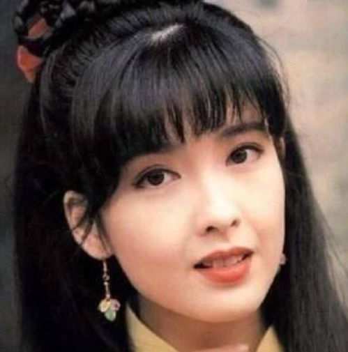 她是冻龄女神,为防老不晒太阳不生孩子,如今52岁依似少女