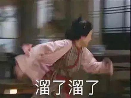 妹子买奶茶被四十岁大妈抢走,于是用奶茶泼了过去,她做对了吗