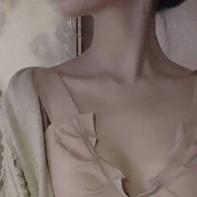 30岁女人用的微信头像性感部位胸和腿
