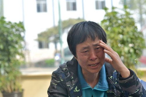 68岁大妈再婚老伴去世,继子来看我,我给孩子5百,他留下1万
