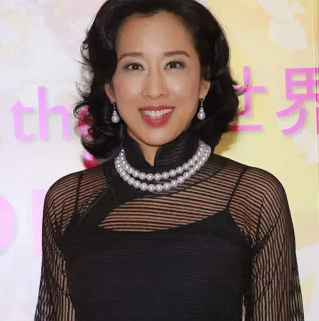 与霍震霆离婚后,50岁朱玲玲再嫁豪门有底气的女性不缺人爱