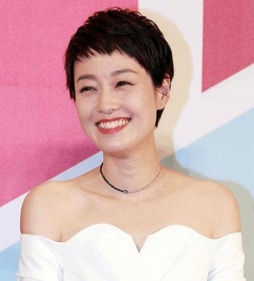 马伊琍躲过中年发福,穿白色连衣裙清新自然,超短发造型好干练