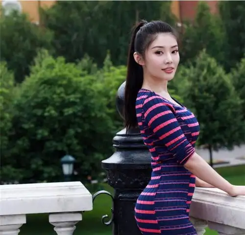 徐冬冬真敢穿,穿紧身裙凹凸有致,30岁依然拥有尤物身材