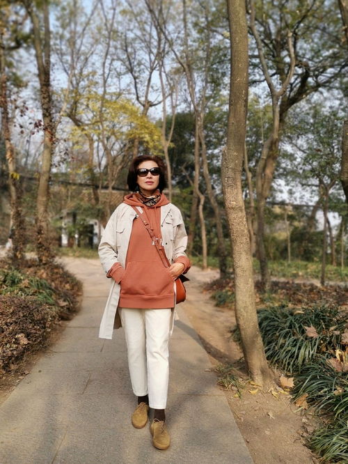 女人到了50多岁,运动鞋阔腿裤的休闲穿搭,舒适简约大方