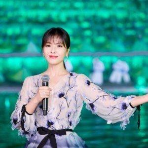 40岁刘涛素颜现身机场,碎花上衣,少女感爆棚