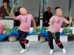 新一代广场舞舞王小胖胖手持大葱,舞步轻快背后大妈表情欣慰