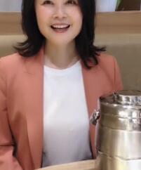 蓝盈莹50岁妈妈气质典雅身材纤细似少女