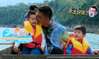 安吉三步一回头确认爸爸来没来表情悲伤,沙溢果然不靠谱