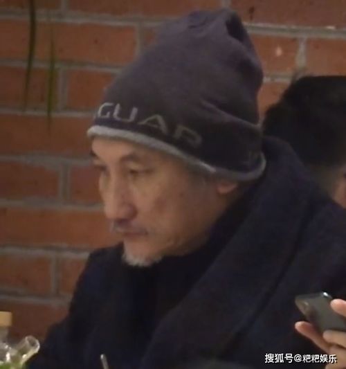 70岁徐克与小30岁女友罕见同框,女方戴婚戒开心灿笑一脸幸福