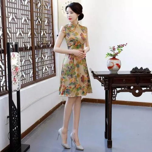 复古收腰旗袍,印上景泰蓝牡丹花色,大方得体,仪态万方