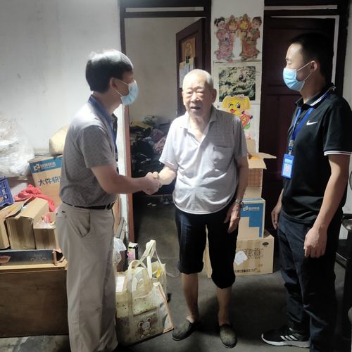 青羊区残联疫情期间慰问独居残疾老人郭贵海