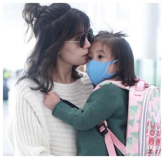 贾静雯带两女儿现身,不抱bo妞抱咘咘,黑网袜配拼接裙衣品下线