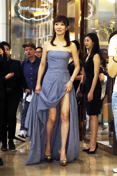 范文芳50岁也是大美人,多肉身材穿抹胸裙,衣服太小有点撑了