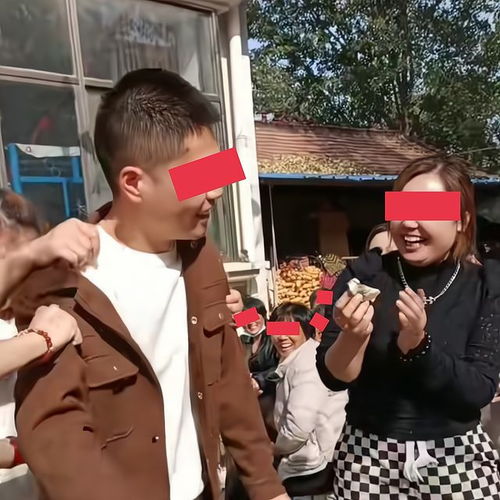 新女婿回门化身羔羊,被大妈们动手动脚问隐私不说就扛回去