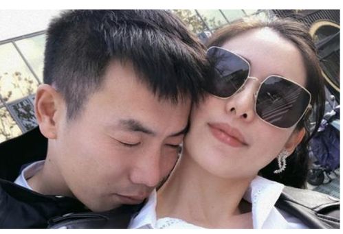 前国脚娶二婚富婆,婚后如胶似漆,生活奢华用lv包装宠物狗