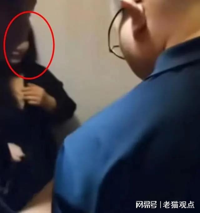 亏不亏23岁帅哥与51岁失足女被抓现行,价格曝光,网友评论扎心