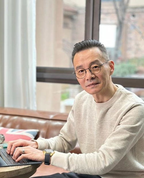 男人到了四五十岁,发型尽量少留寸头长发,换成这些更帅气减龄